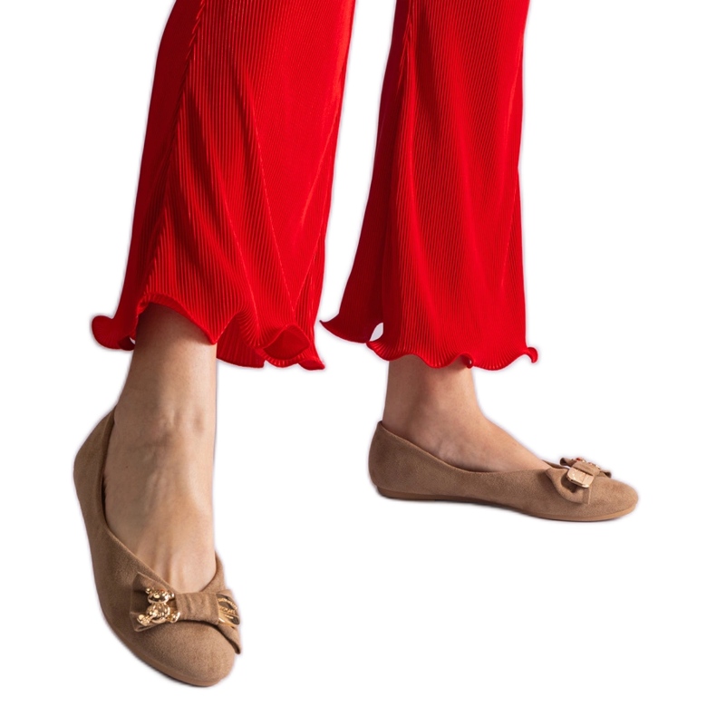 Beige ballet flats decorated with a bow and brooch Beige ballet flats decorated with a bow and brooch