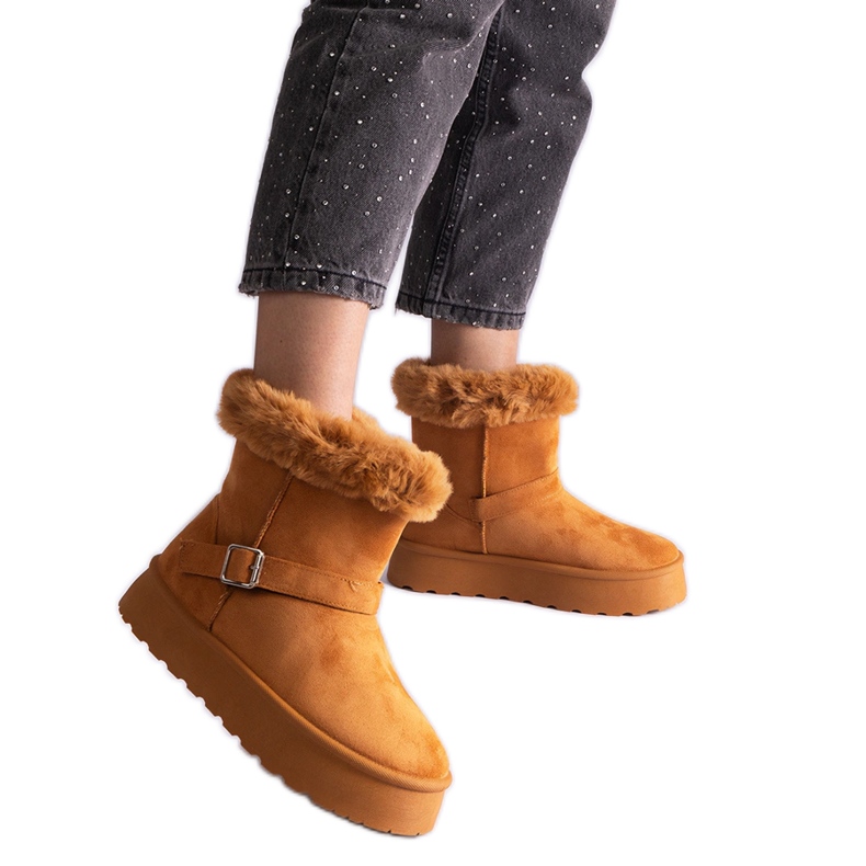 Brown insulated snow boots decorated with fur Brown insulated snow boots decorated with fur