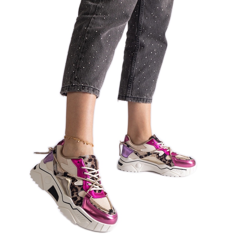 Pink sneakers decorated with a zircon string