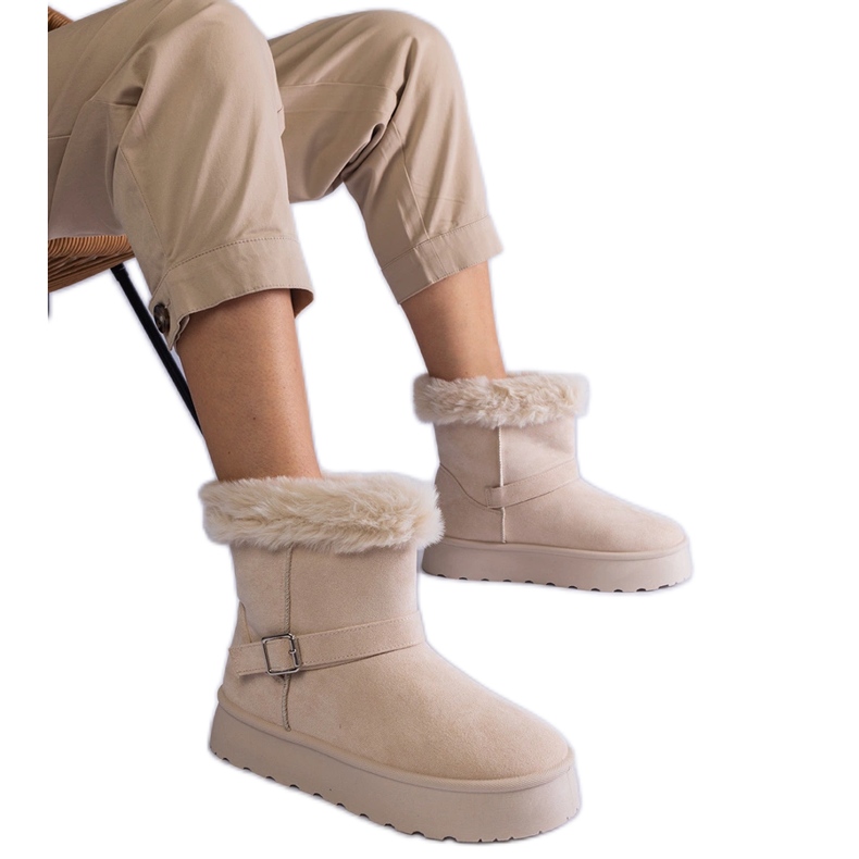 Beige insulated snow boots decorated with fur Beige insulated snow boots decorated with fur