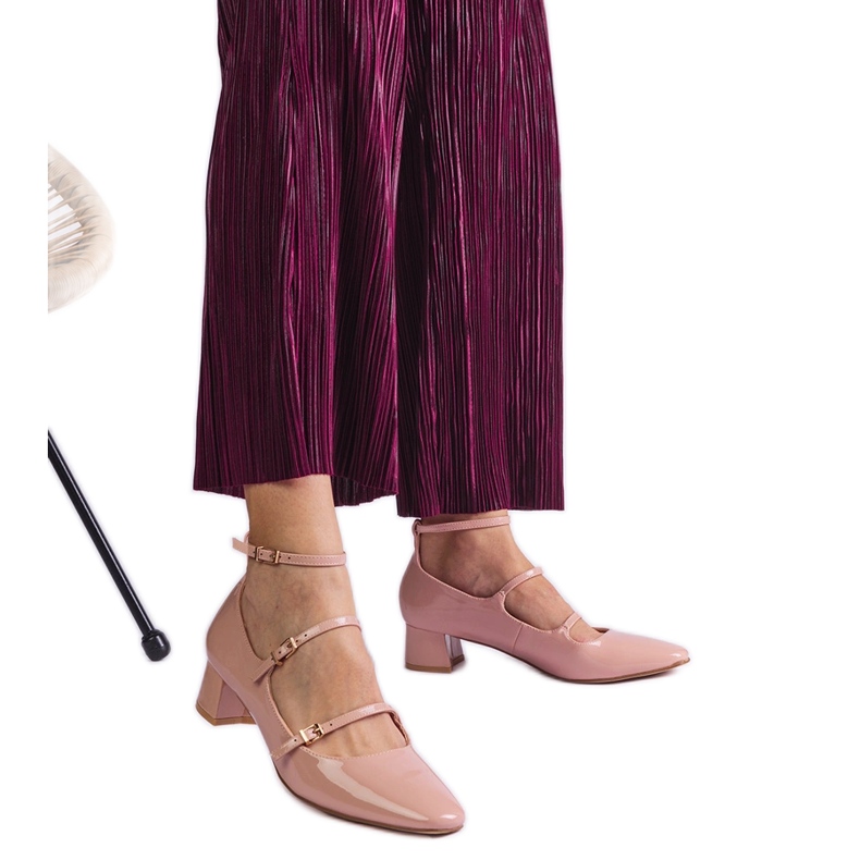Beige pumps varnished with a belt