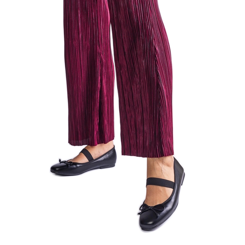 Black ballet flats with an elastic band and a decorative bow
