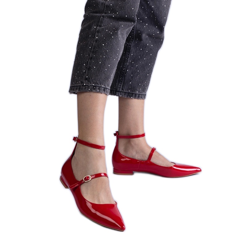 Red flat -heeled pumps with buckles