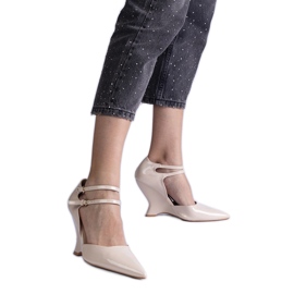 Beige pumps varnished on wedge with buckles