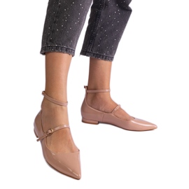 Beige pumps varnished with flat heels with beige buckles Beige pumps varnished with flat heels with beige buckles