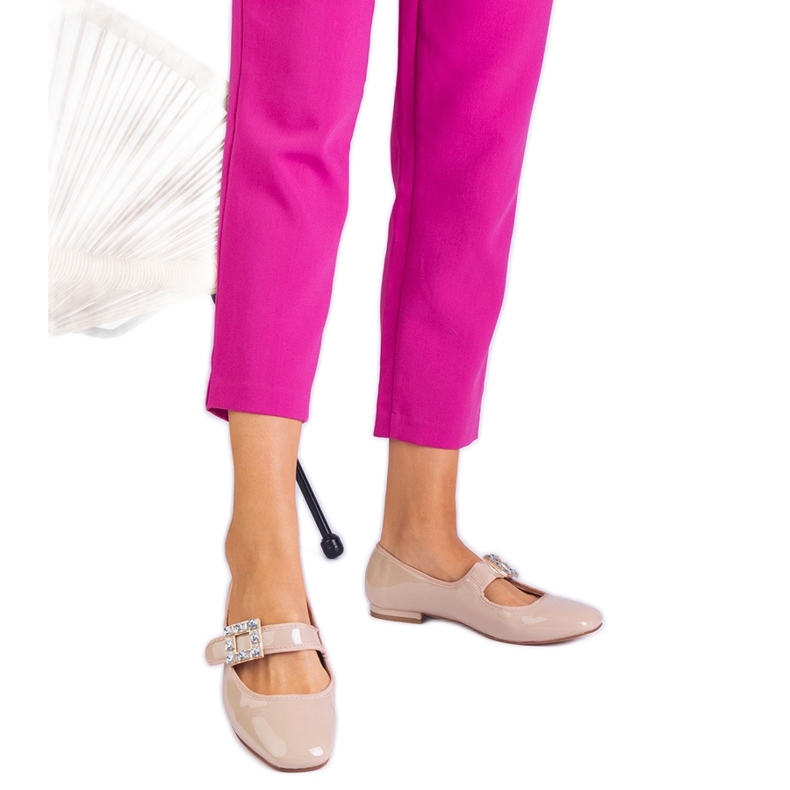 Beige varnished ballerinas decorated with a clamp