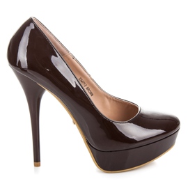 Ideal Shoes Lacquered heels on the platform brown