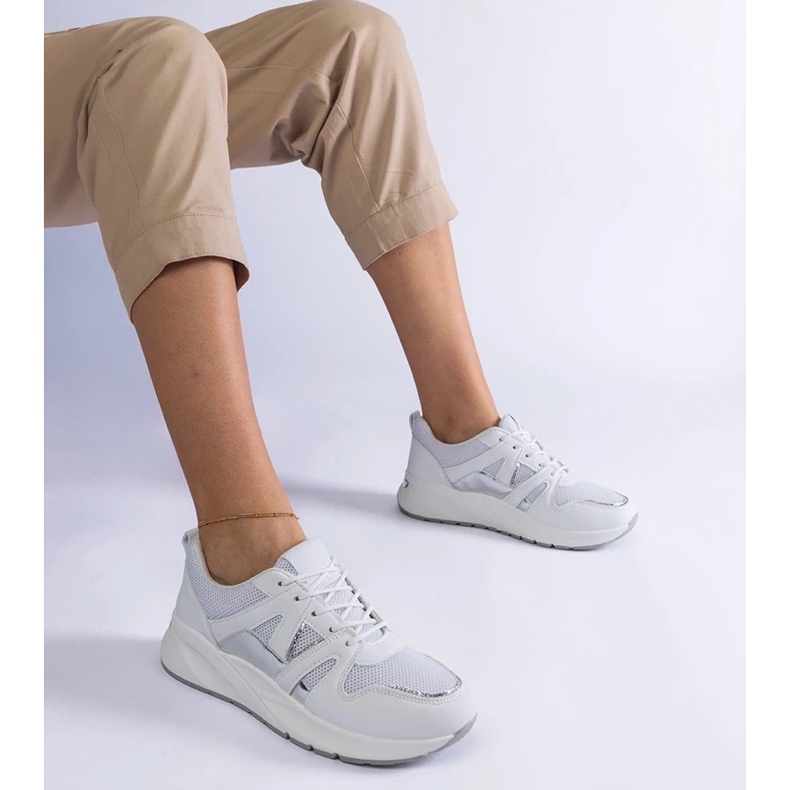 D/CEO White sneakers on a thick sole Sierra