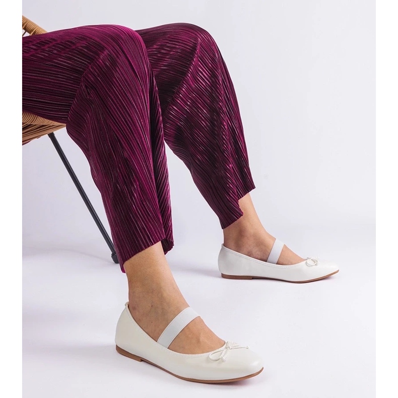 D/CEO White ballerinas with an elastic band and a decorative Newton bow