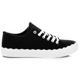 Tied sneakers black