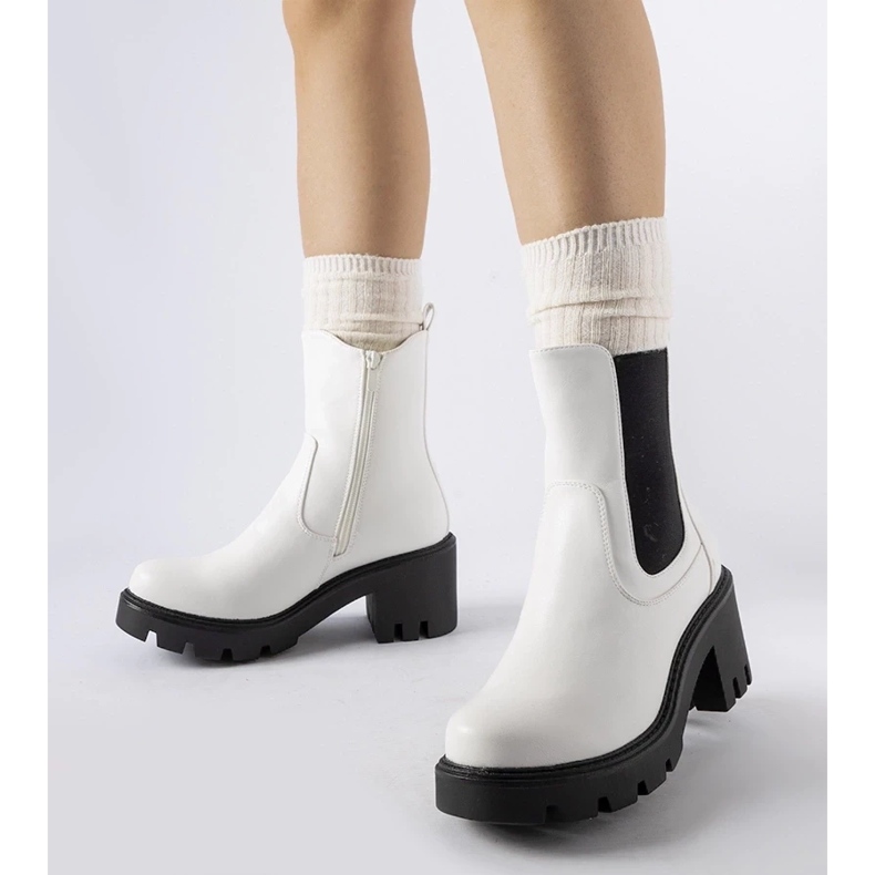 D/CEO White insulated boots with a Hattiesburg block