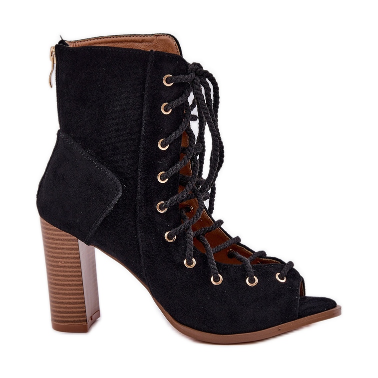 Sandals on the post with the upper and black lacing