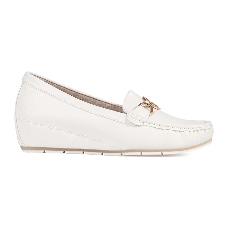 Goodin White wedge moccasins with golden decoration Goodin White wedge moccasins with golden decoration