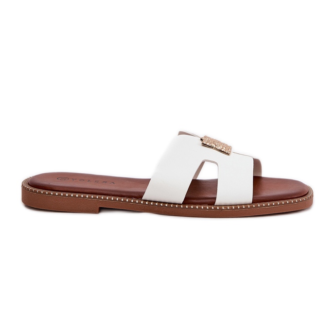 Flat flip flops with cutouts and a white decoration