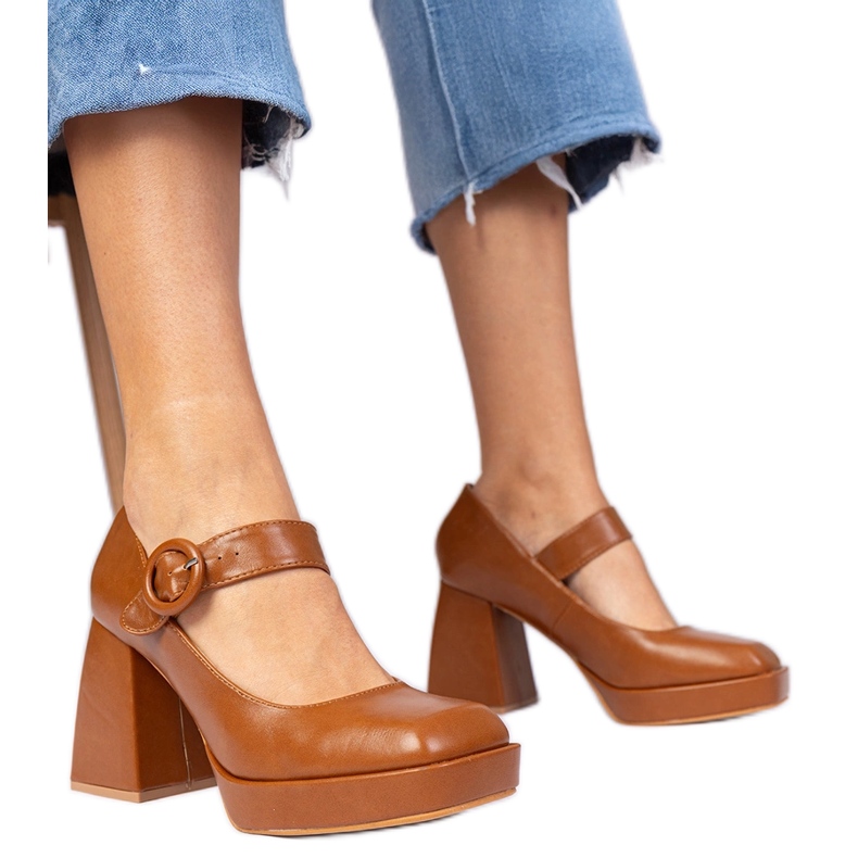 Brown pumps with a square nose and a buckle