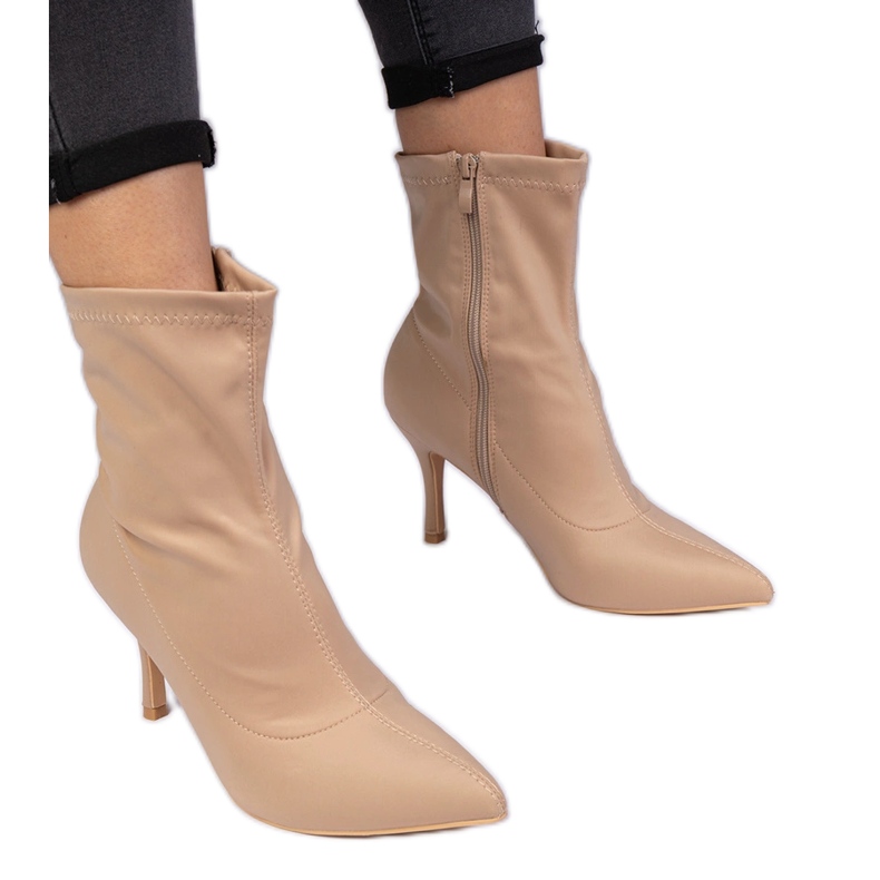Beige boots with a satin finish on a pin Beige boots with a satin finish on a pin
