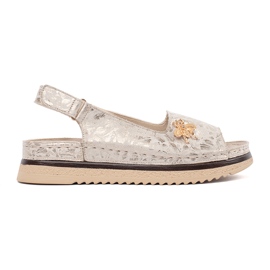 Goodin Light beige sandals on the platform with a pin Goodin Light beige sandals on the platform with a pin