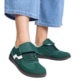 Green low laced sneakers