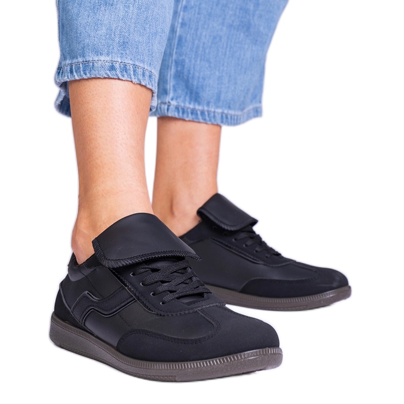 Black low laced sneakers Black low laced sneakers