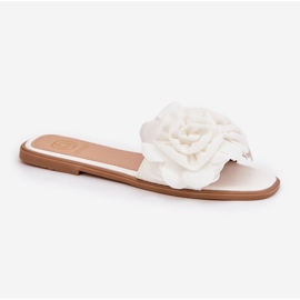 Flat -heeled women's flip flops with decorative flowers white