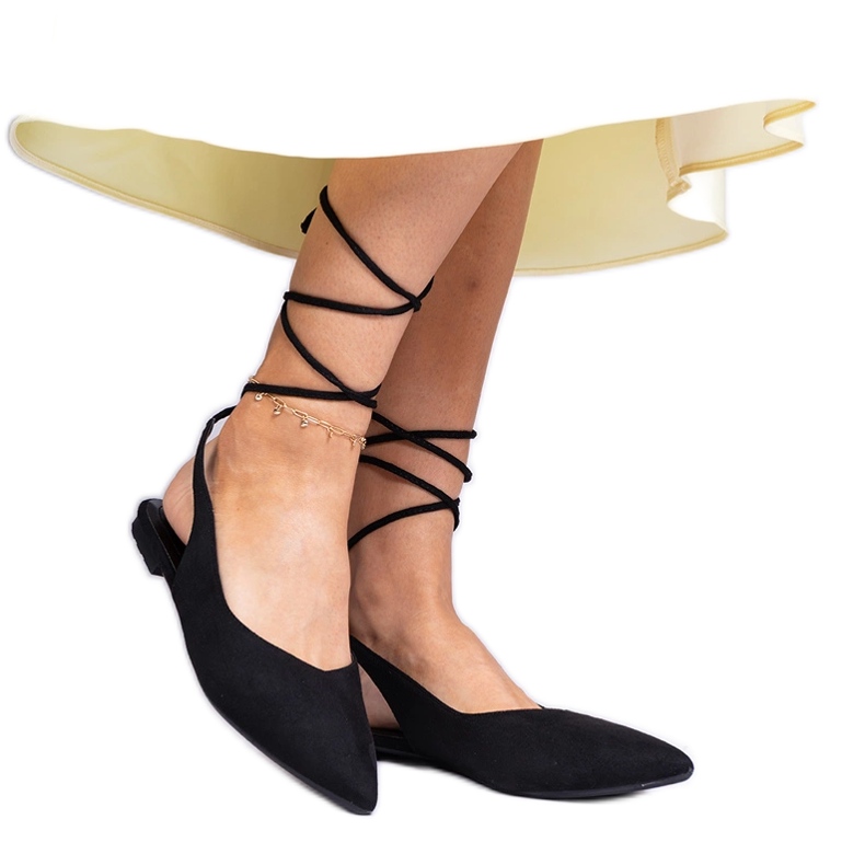 Black flat heels tied with ankle Black flat heels tied with ankle