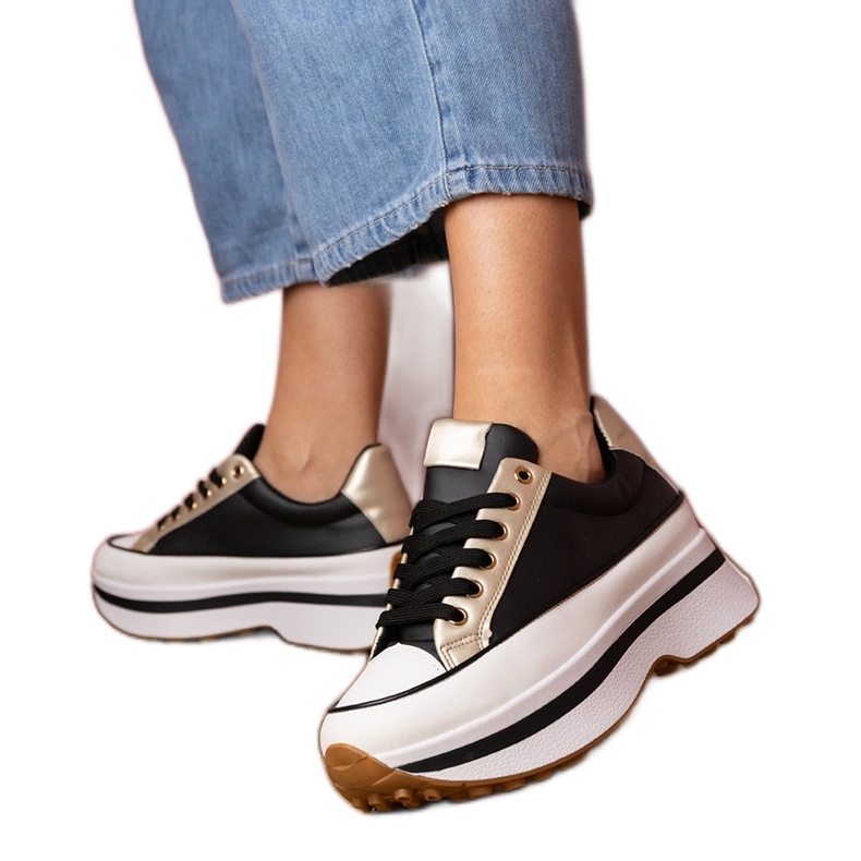 Black sneakers sneakers on platfotm