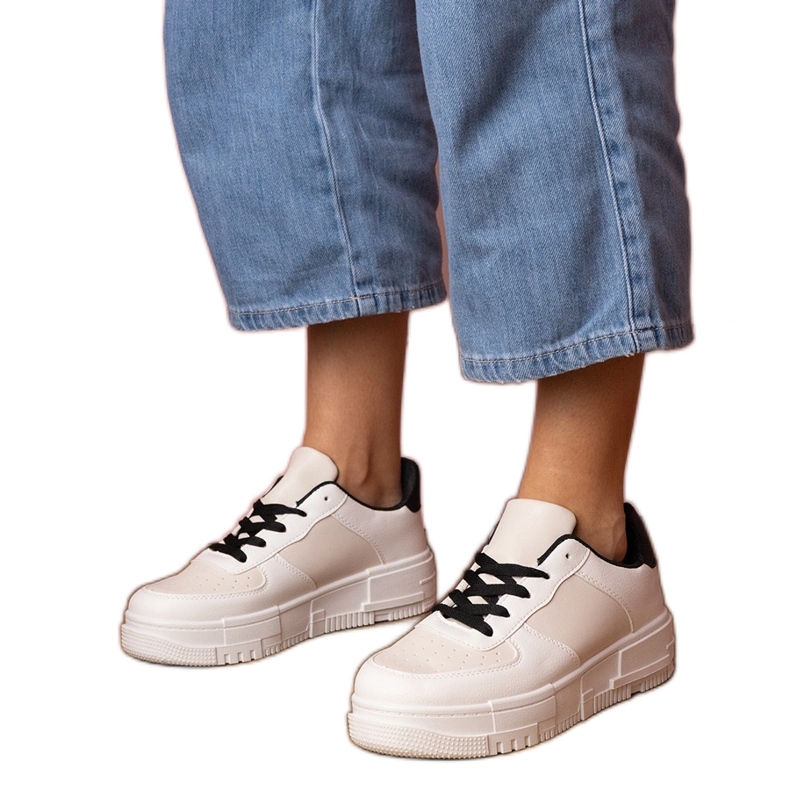 Beige sports sneakers on platfotm