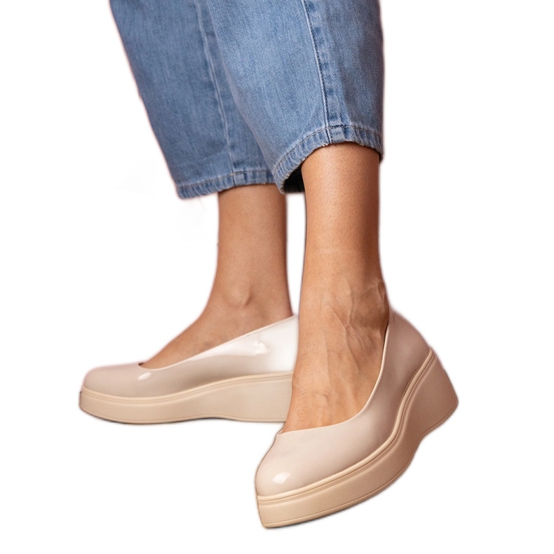 Beige -varnished shoes on the platform Beige -varnished shoes on the platform