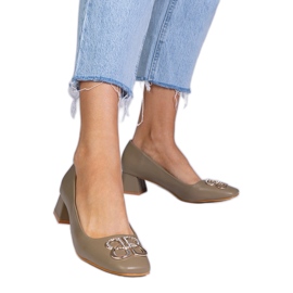 Green pumps with low heels with zircons
