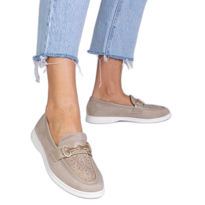 Creamy moccasins from Ekozamsz with zircons