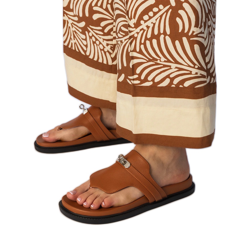 Brown flip -flops elegant with an ornament Brown flip -flops elegant with an ornament