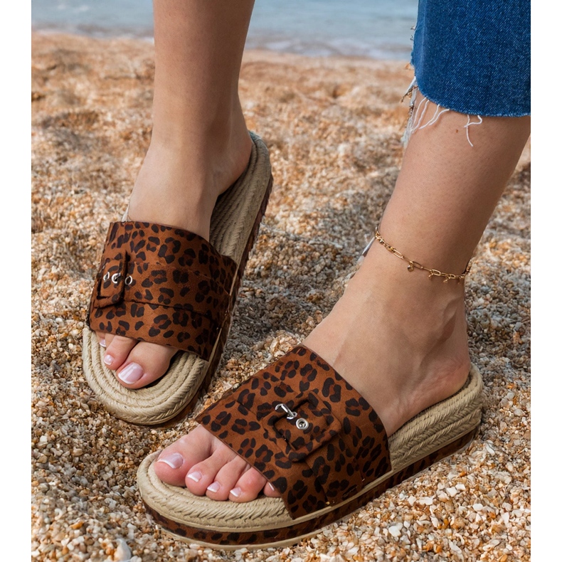 Leopard flip -flops on the platform with a decorative buckle brown
