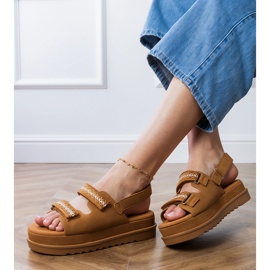 Caramel sandals with embroidered stripes on the platform brown