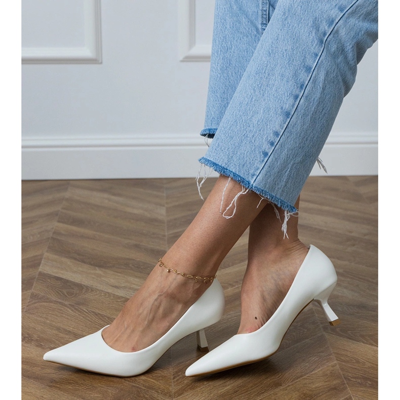 Low -heeled white pumps Low -heeled white pumps