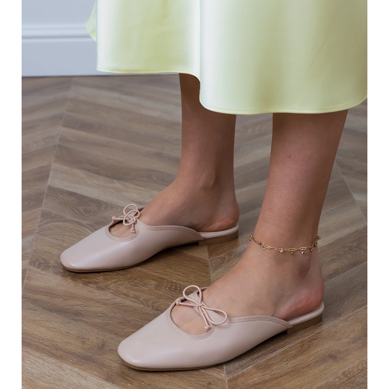 Beige flip -flops built on a flat sole