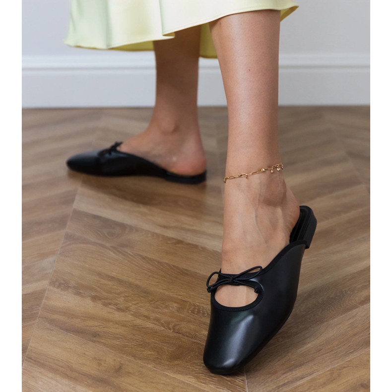 Black flip -flops built on a flat sole