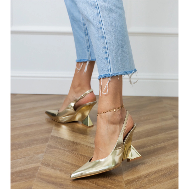 Gold sandals on a geometric wedge golden