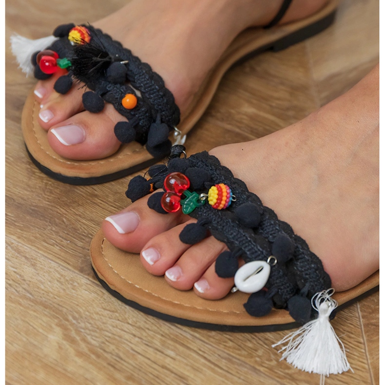 Black ethnic sandals with decorations tied around the leg Black ethnic sandals with decorations tied around the leg