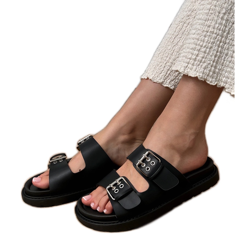 Black flip flops with clamps on stripes Black flip flops with clamps on stripes