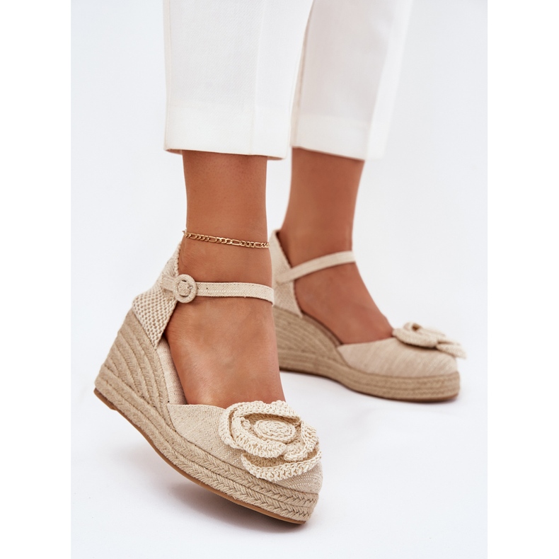 Women's wedge sandals with braid and crochet flower beige