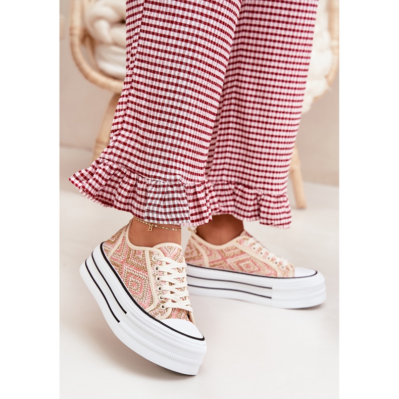 Low women's sneakers on the platform pink