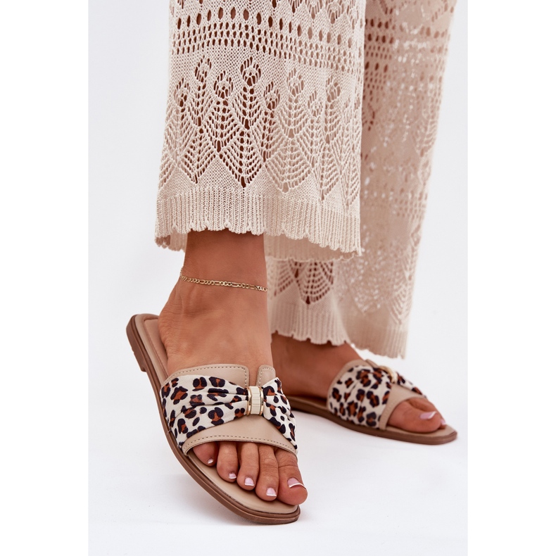 Flat -heeled women's flip flops with a bow beige Flat -heeled women's flip flops with a bow beige