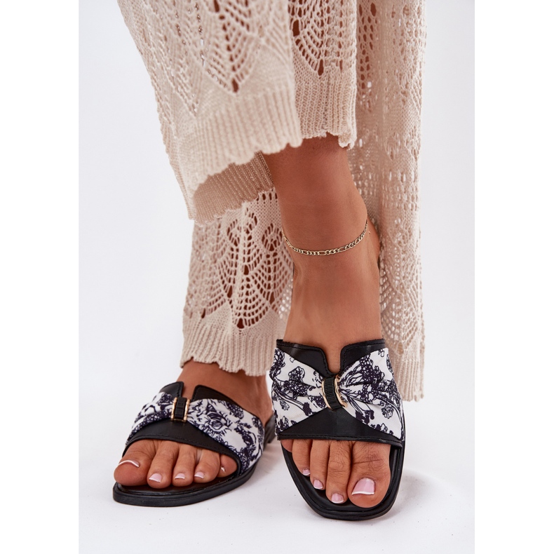 Flat -heeled women's flip flops with a black bow