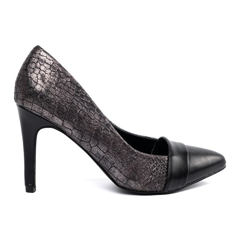Goodin Black pumps with a snake pattern