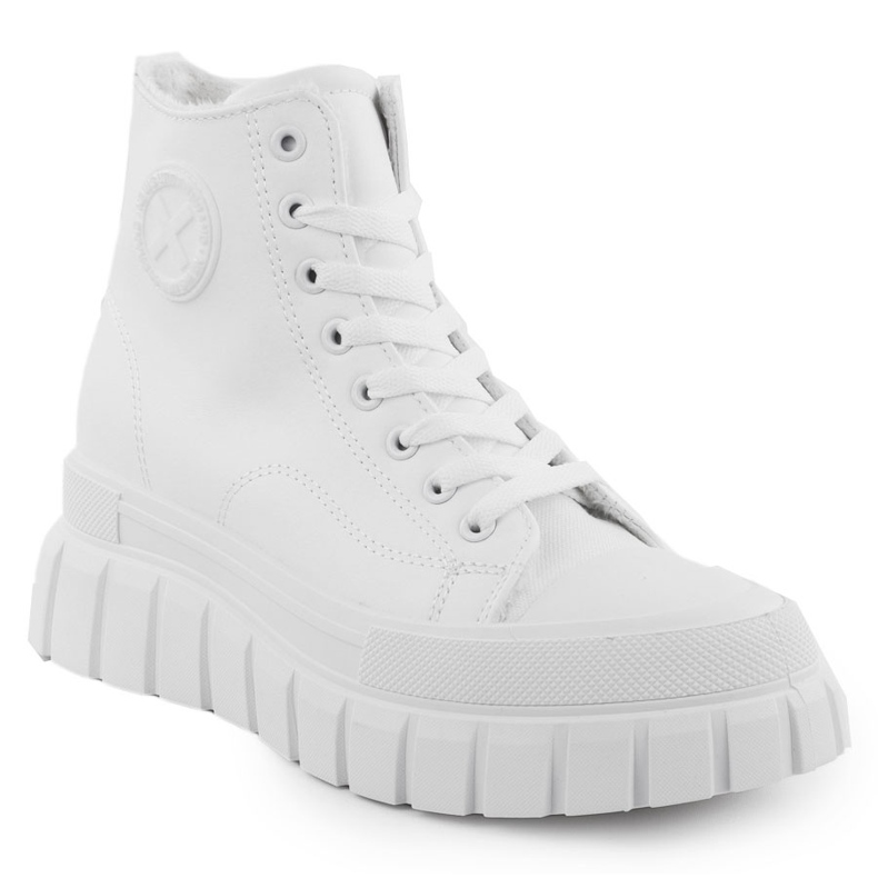 High sneakers insulated on the white news platform 9152