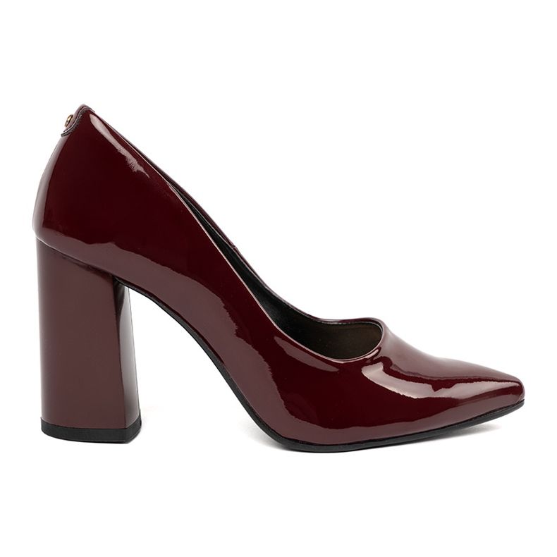 Shelvt Varnished pumps on the burgundy post red