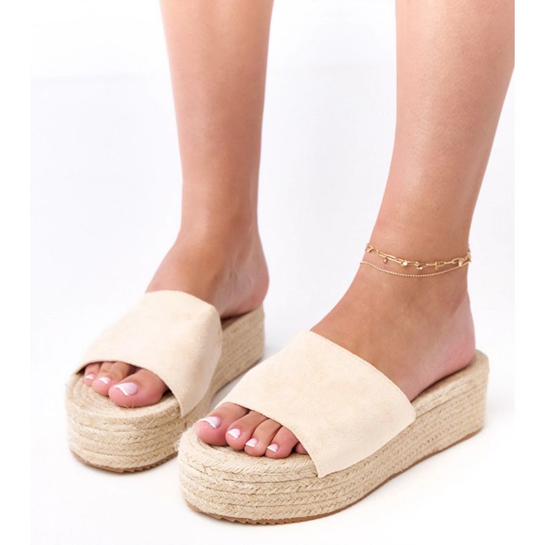 Beige espadrilles on the Klody platform