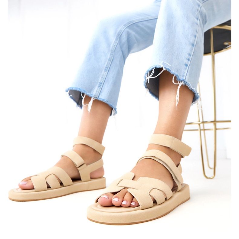 Beige sandals fastened with Maimuna cubes