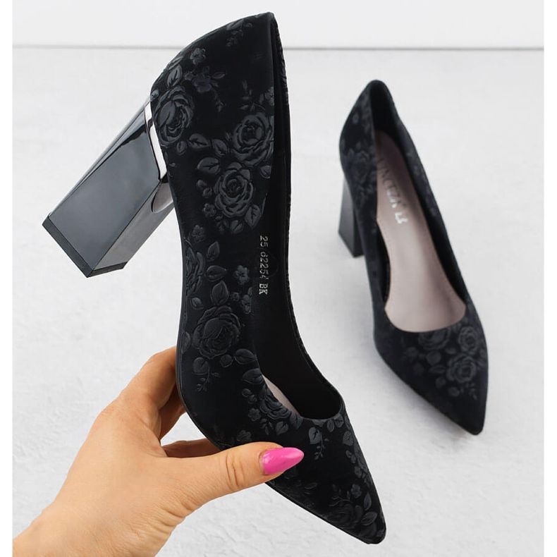 Women's pumps with flowers on the Black Vinceza 62254 post