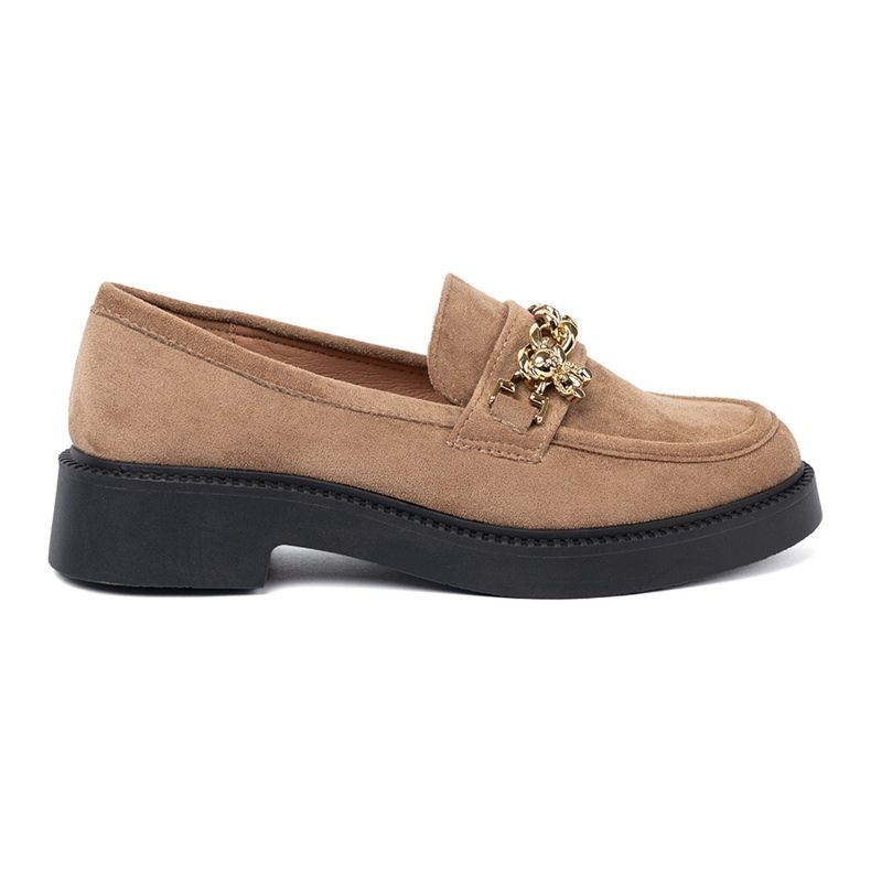 Shelvt Beige loafers with a gold chain.